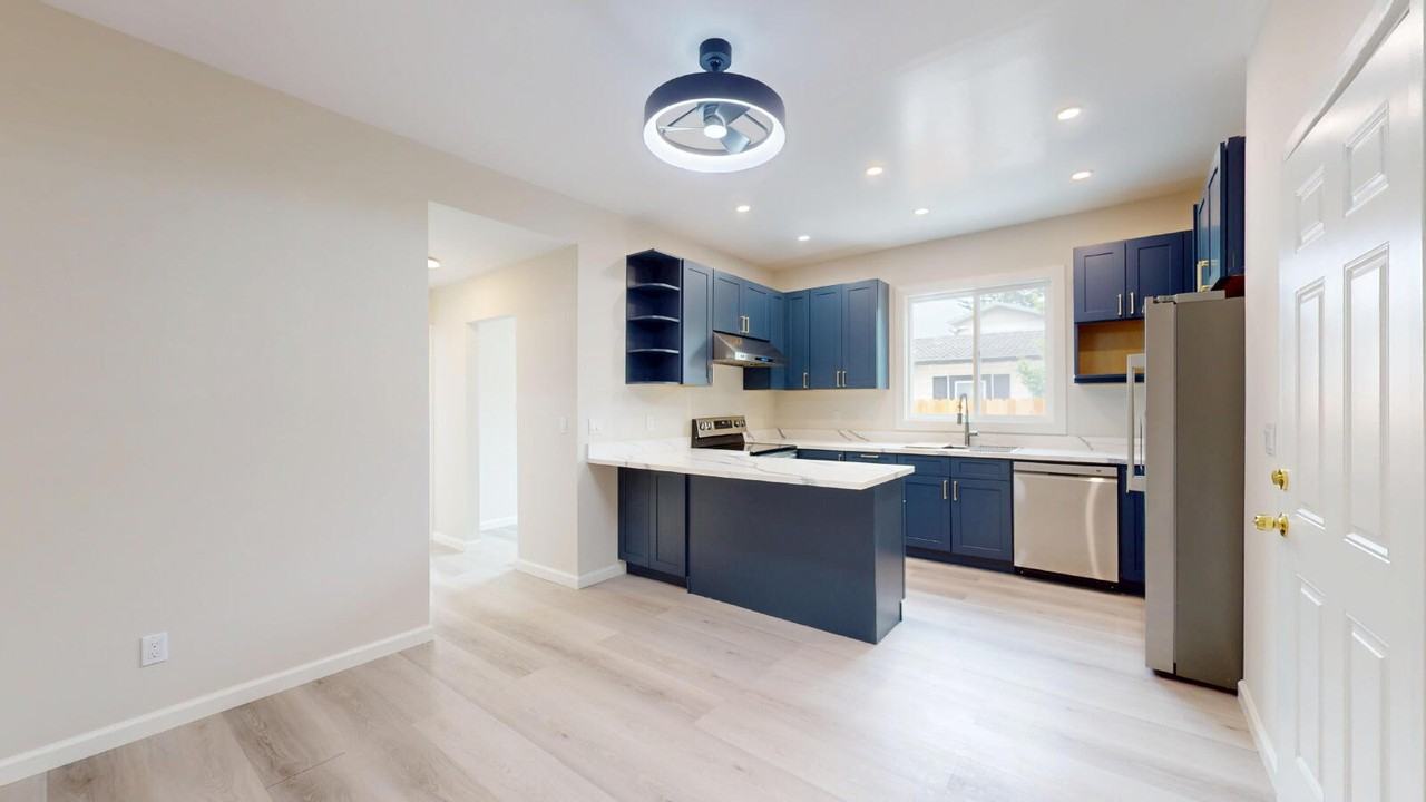 976 Masson Ave - Photo 3 of 13