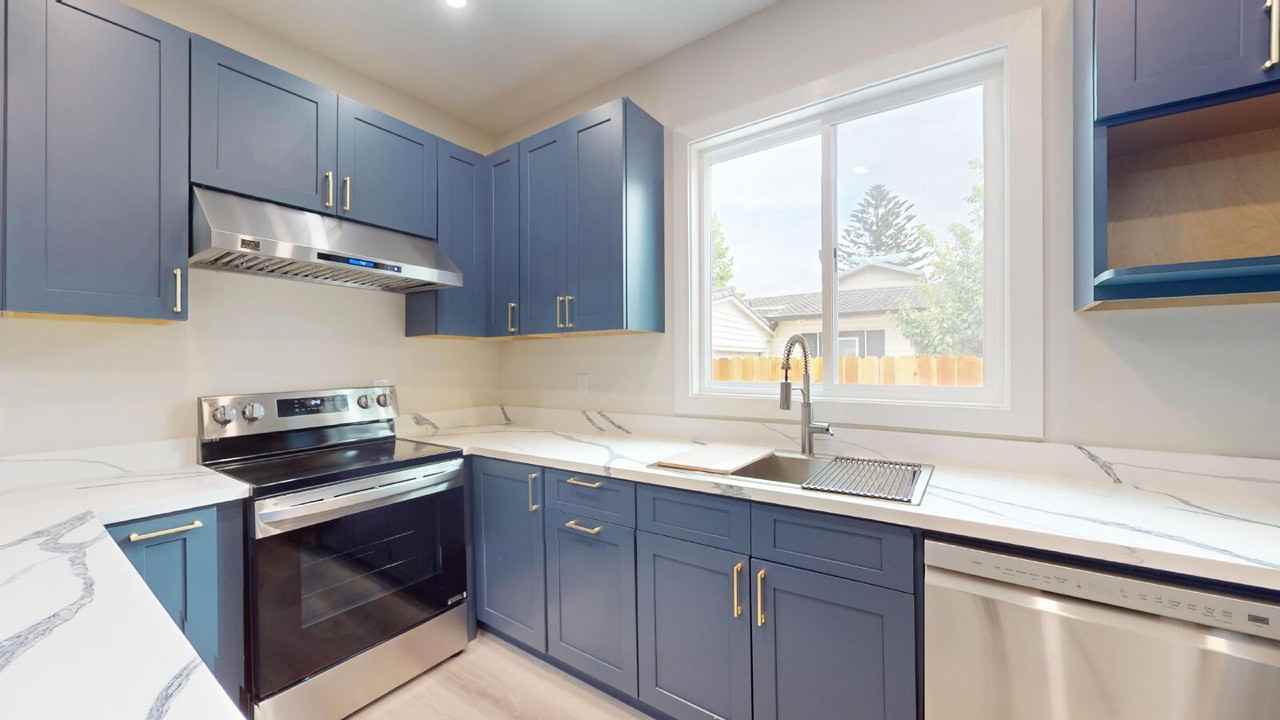 976 Masson Ave - Photo 6 of 13