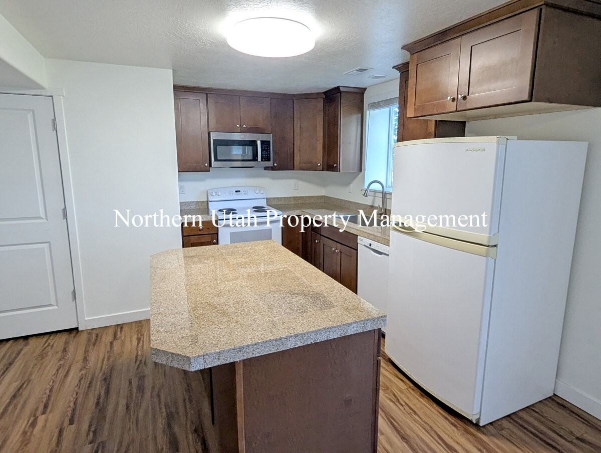1290 N 200 W #2DOWN - Photo 4 of 16