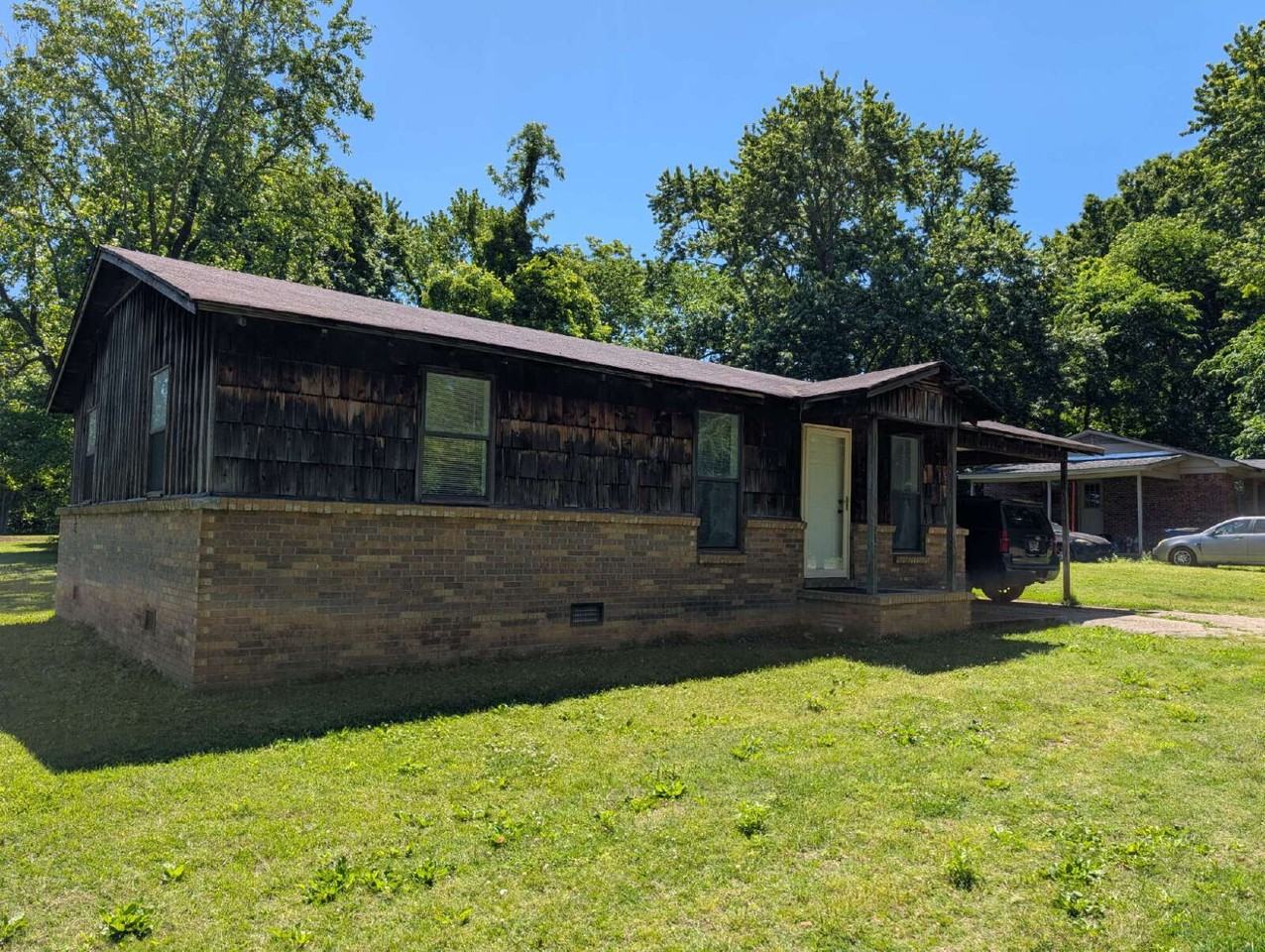 220 Travis Ln - Photo 2 of 14