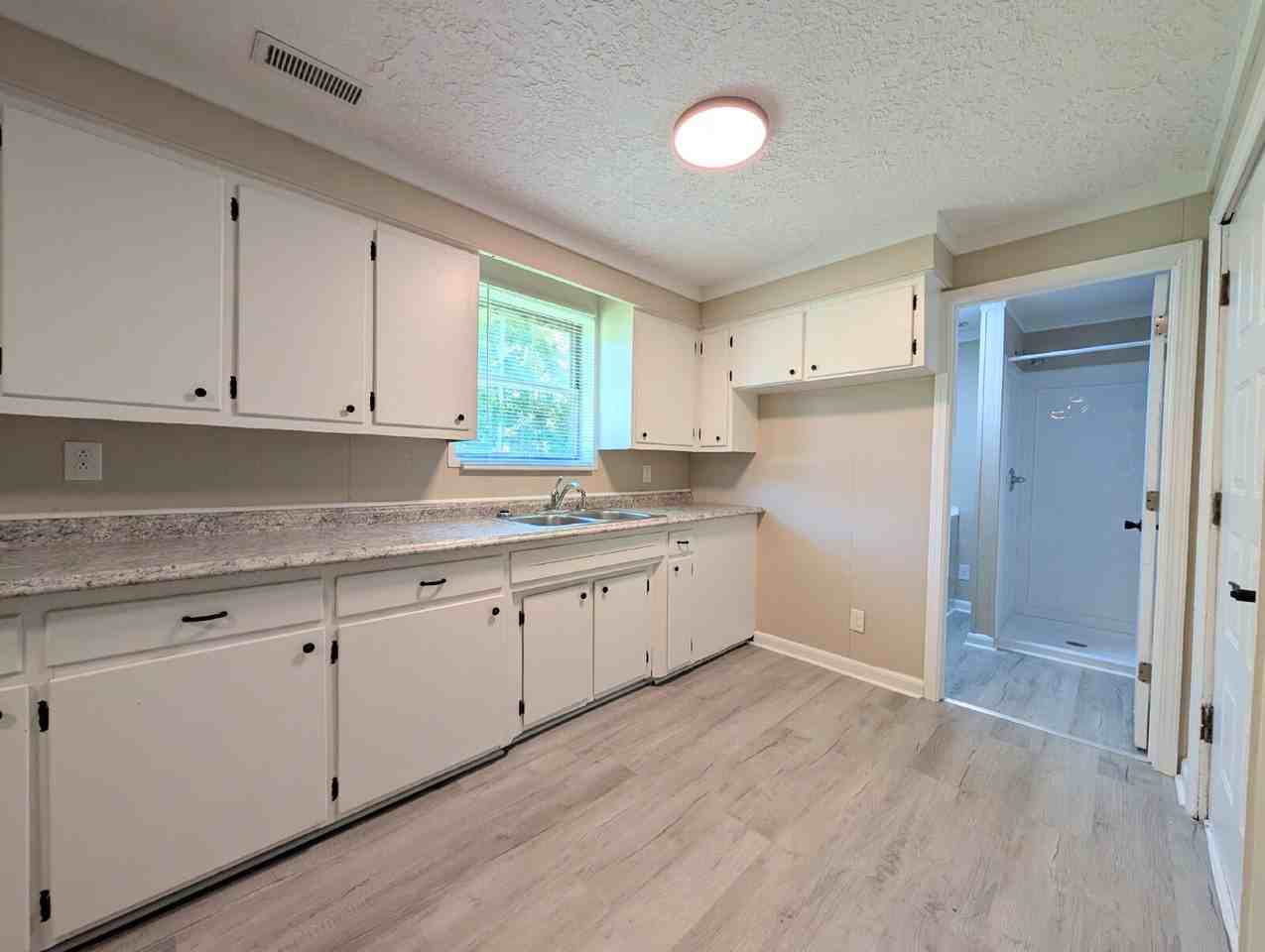 220 Travis Ln - Photo 6 of 14