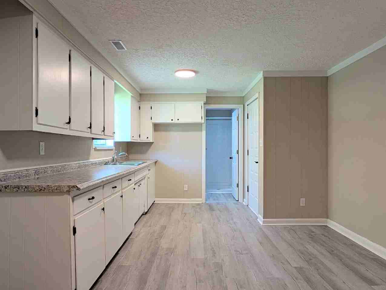 220 Travis Ln - Photo 7 of 14