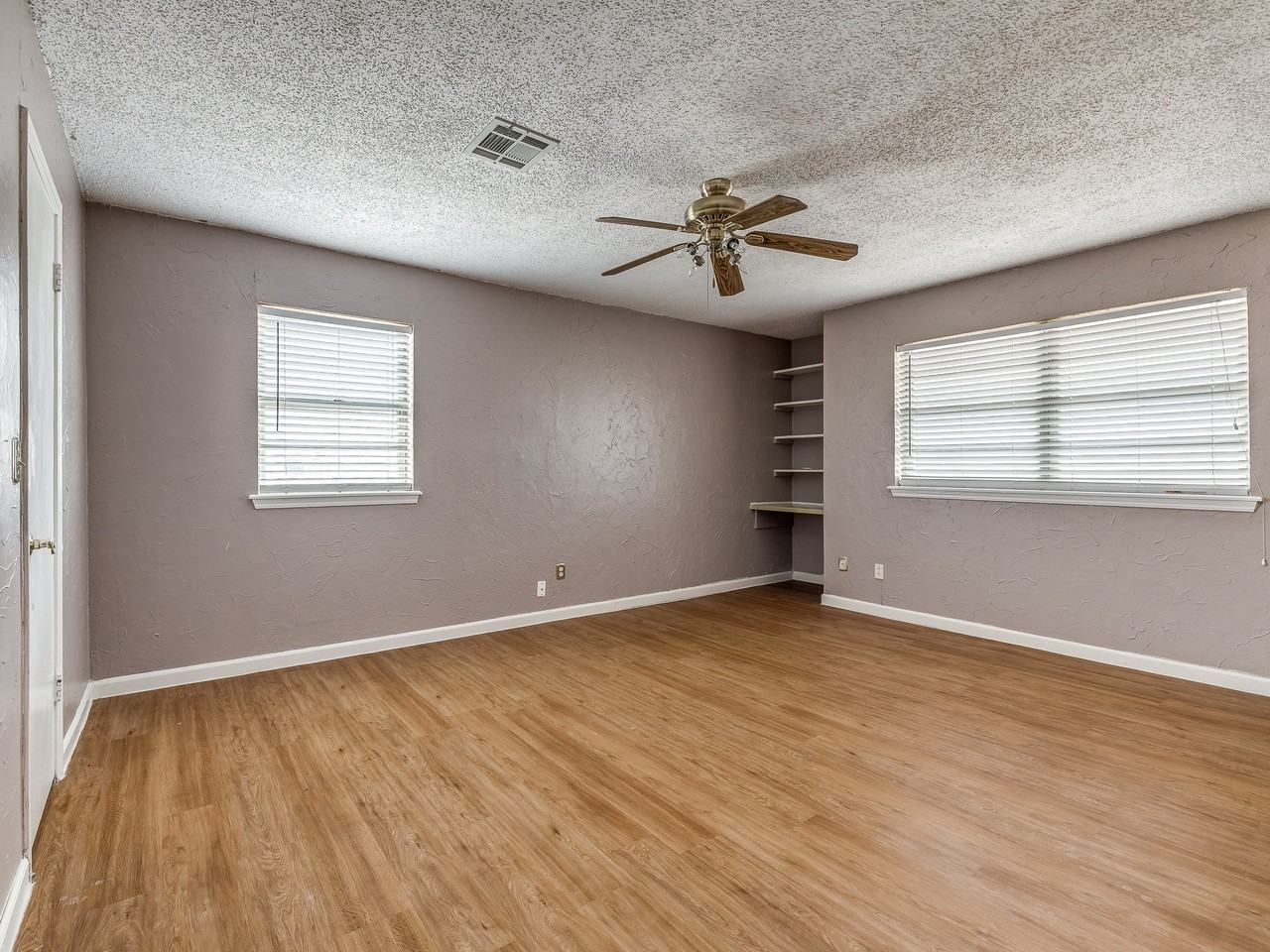 6728 N Meridian Ave - Photo 7 of 48