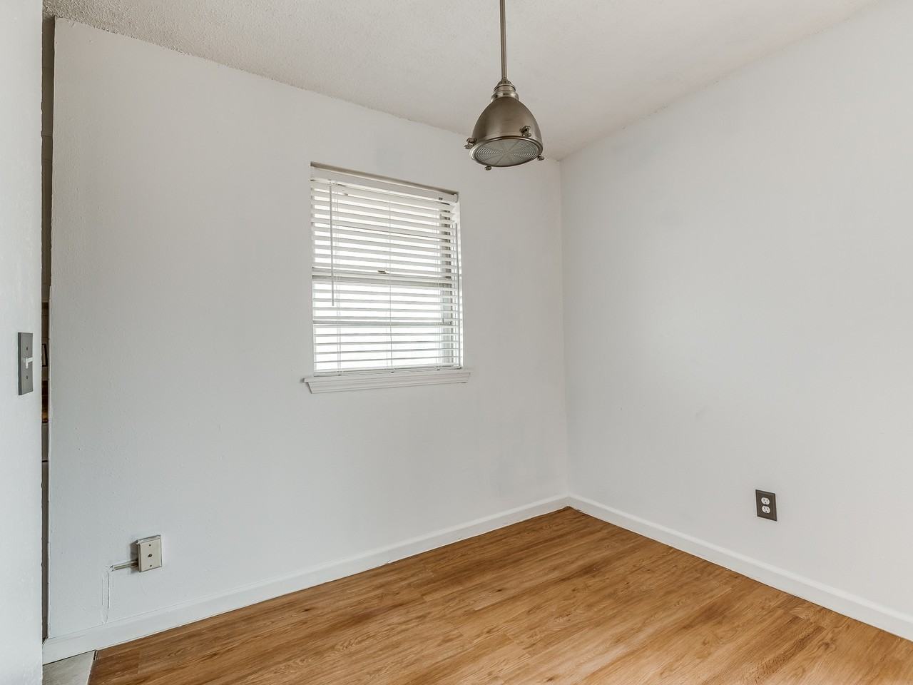 6728 N Meridian Ave - Photo 2 of 48