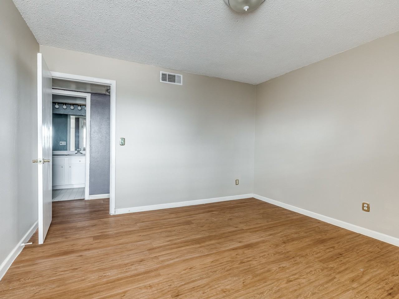 6728 N Meridian Ave - Photo 2 of 48