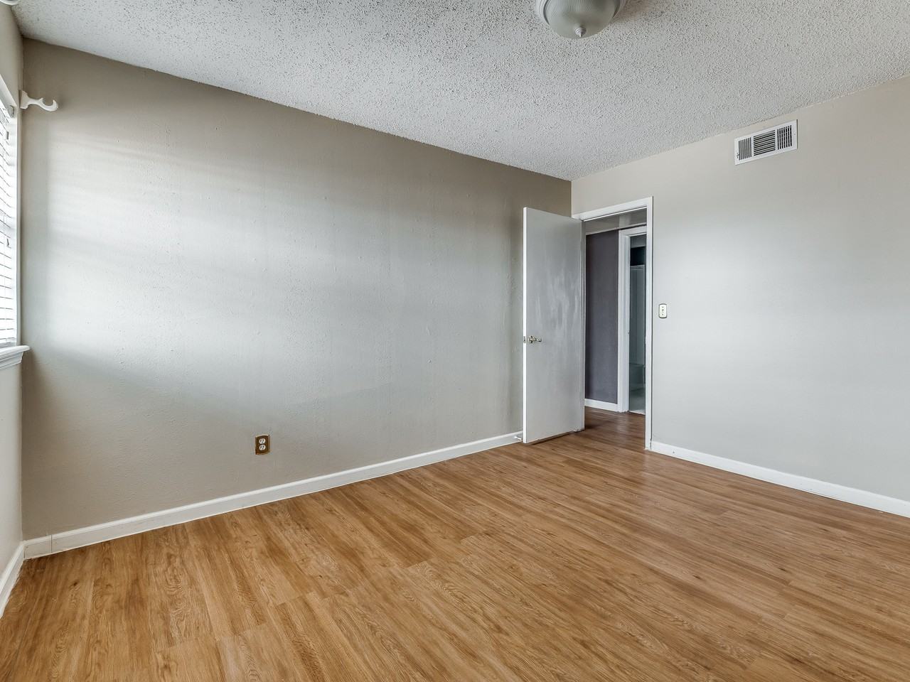 6728 N Meridian Ave - Photo 6 of 48