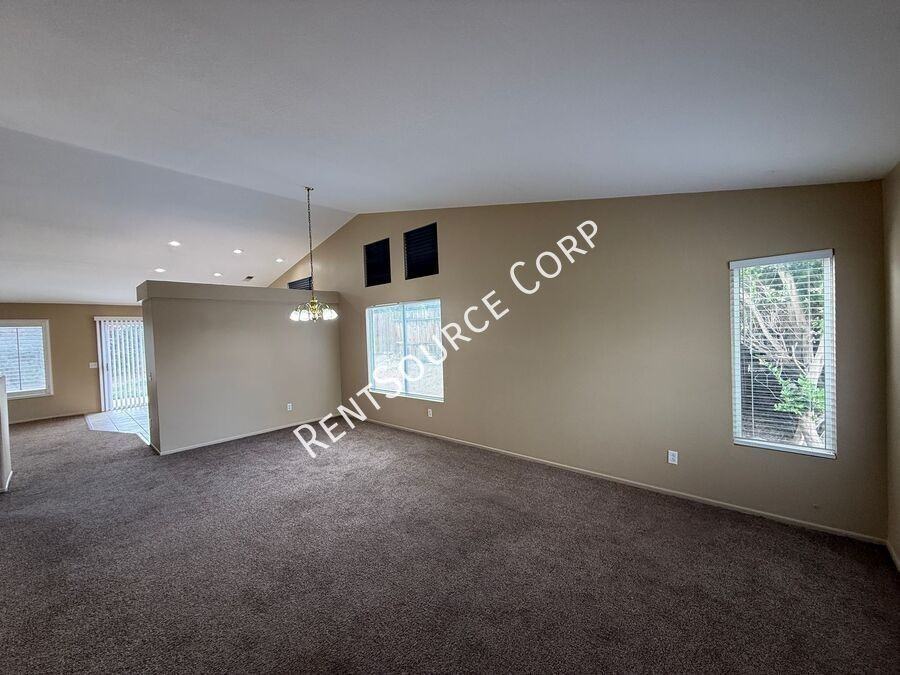 2832 W Pillsbury St - Photo 3 of 26