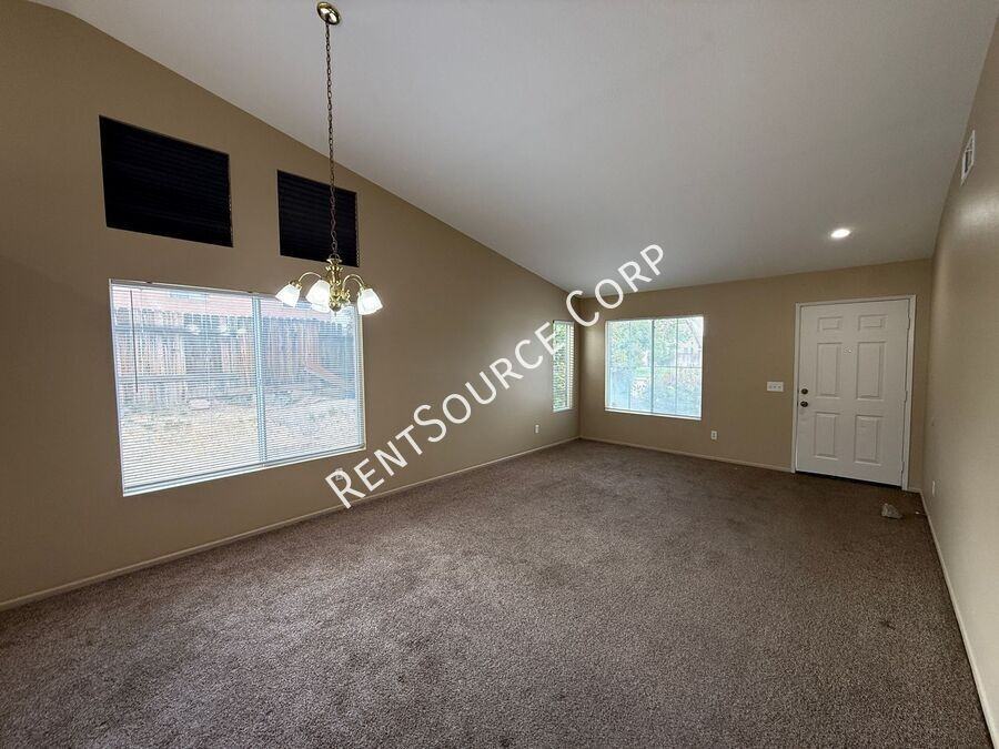 2832 W Pillsbury St - Photo 4 of 26