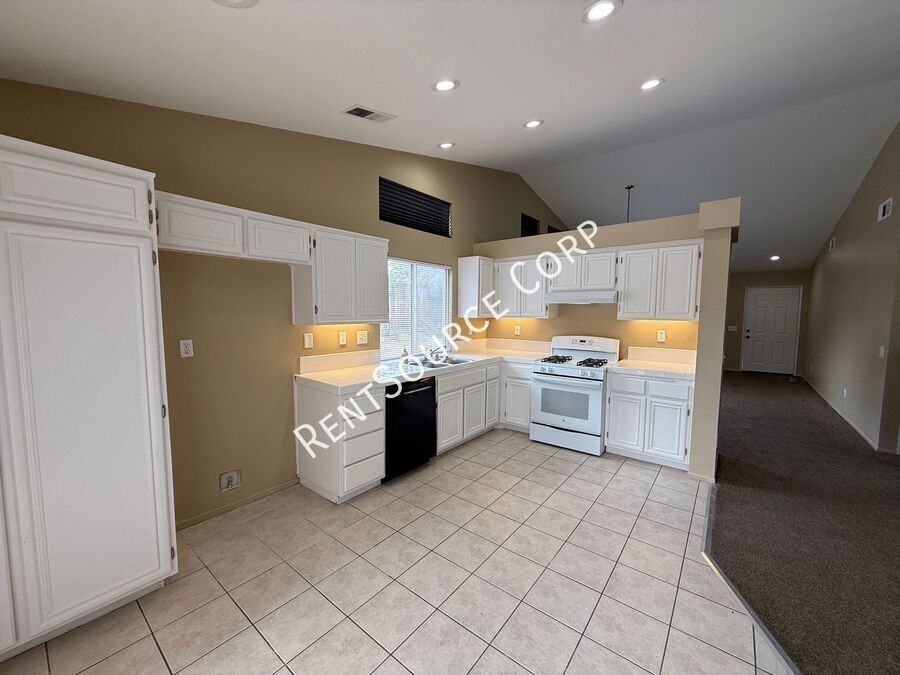 2832 W Pillsbury St - Photo 7 of 26