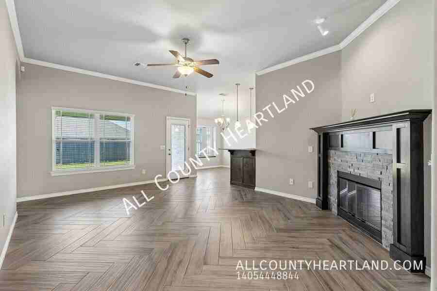 10512 Se 25th St - Photo 2 of 12