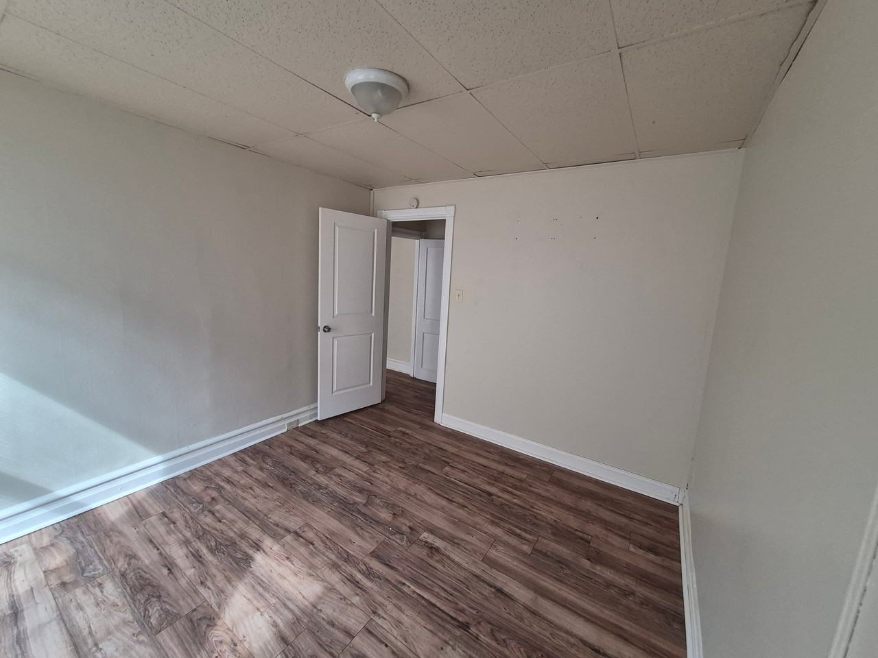 915 W Tilghman St - Photo 3 of 5
