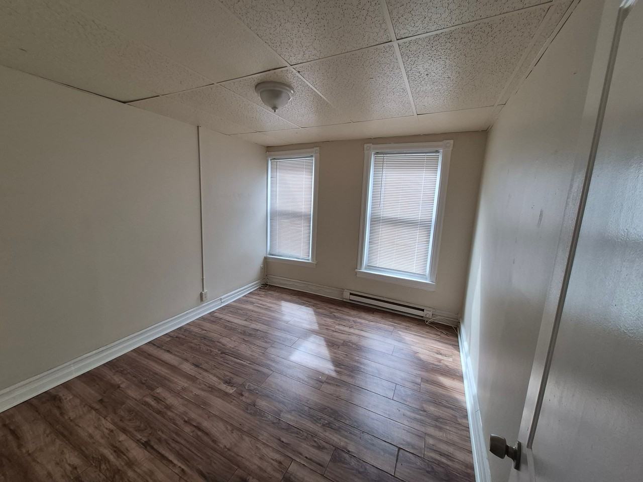 915 W Tilghman St - Photo 4 of 5