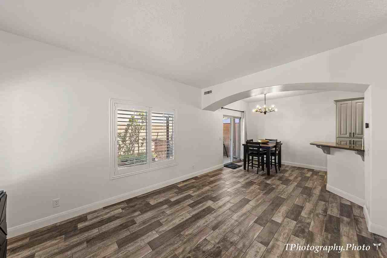 2522 Manzoni Rd - Photo 3 of 20