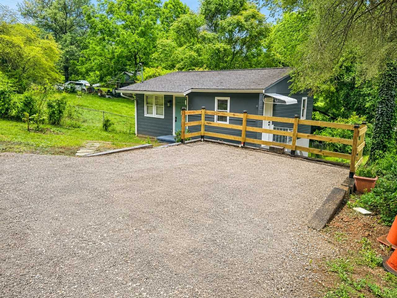 2723 W Blount Ave - Photo 2 of 32