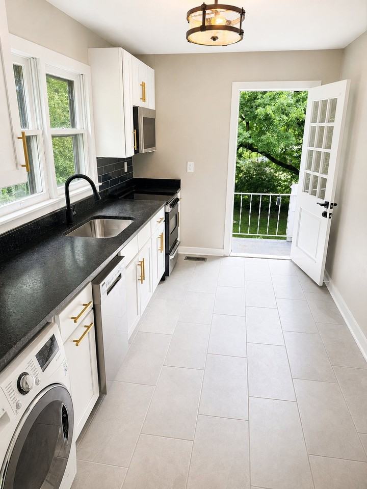2723 W Blount Ave - Photo 4 of 32