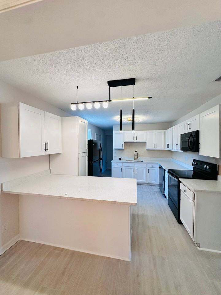6650 Pinnochio Dr - Photo 3 of 10