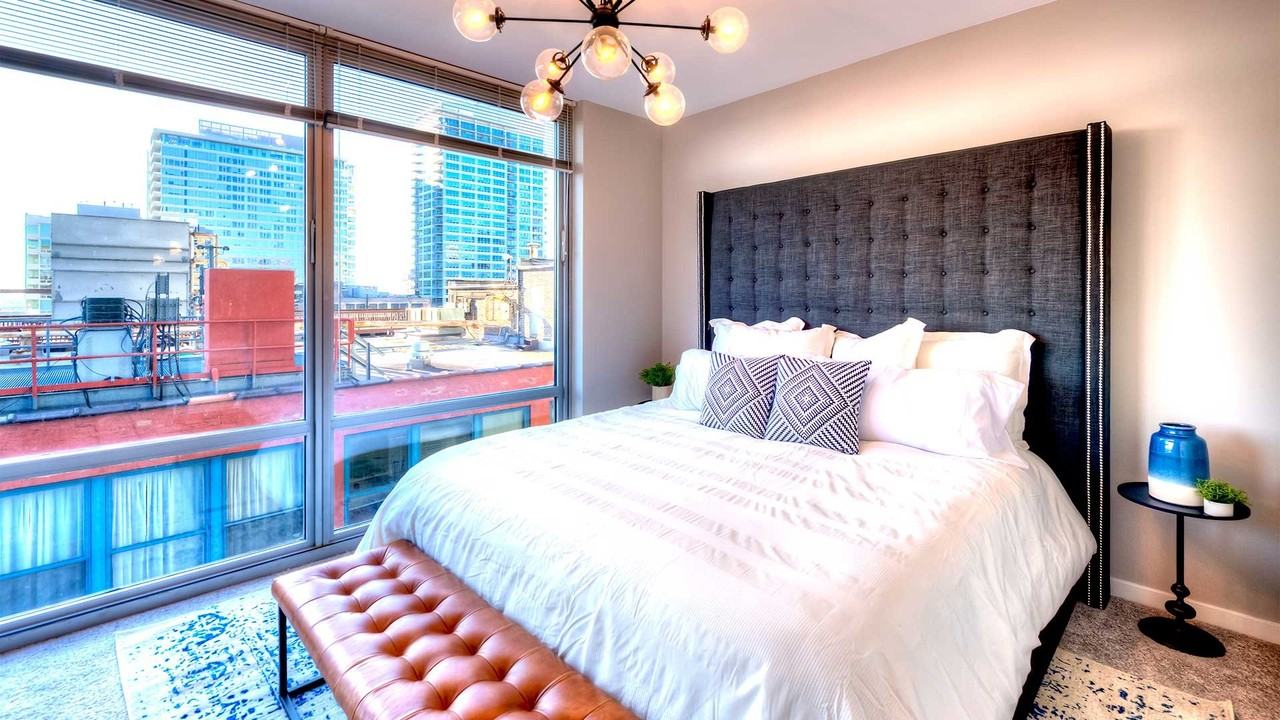 726 S Clark St - Photo 3 of 12