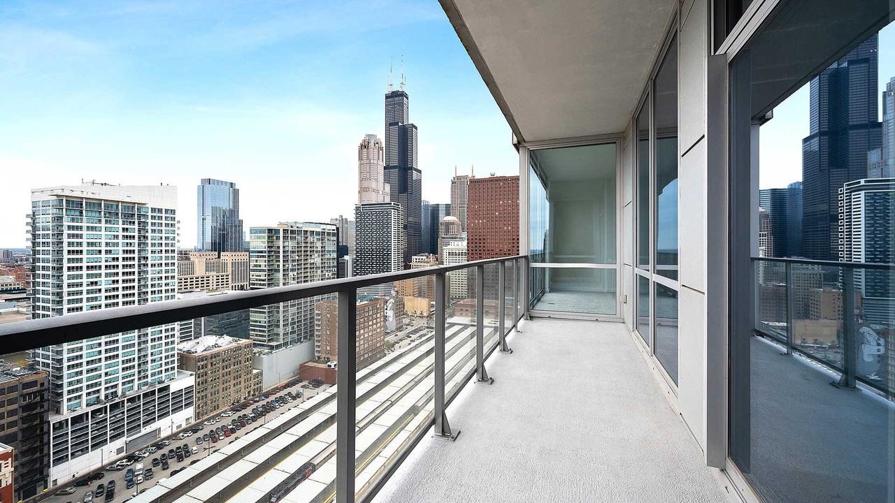 726 S Clark St - Photo 5 of 12