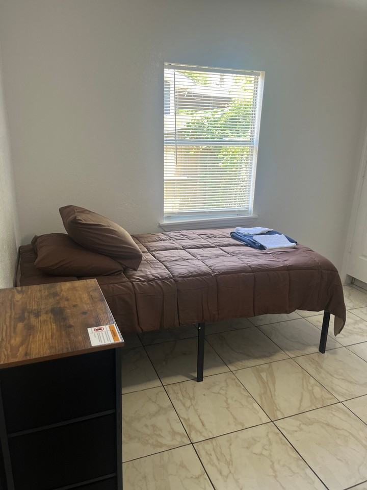9122 Woodlyn Rd - Photo 3 of 8