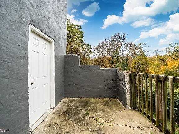 40 Beech St - Photo 3 of 20