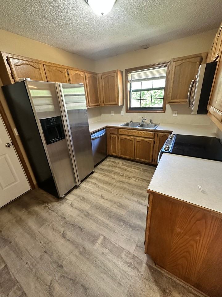 707 S Poplar St - Photo 7 of 14