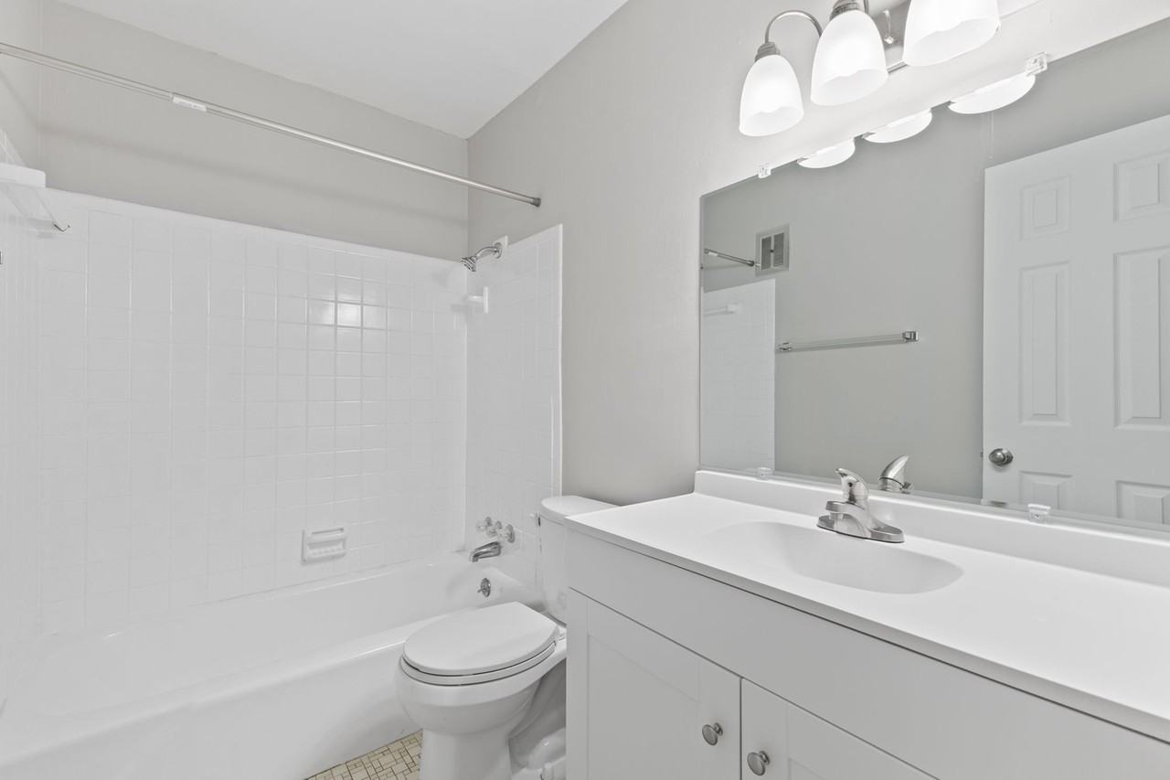 4200 N Arlington Ave #3 - Photo 6 of 13