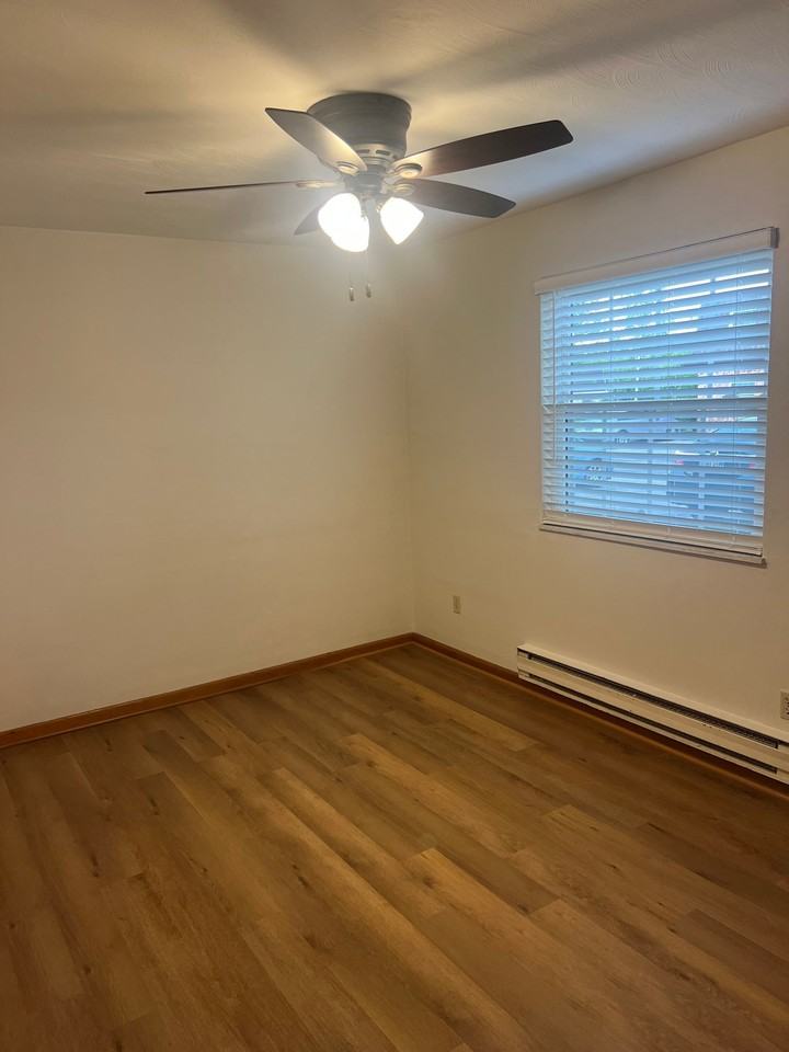 990 Somerset Dr #10 - Photo 5 of 5