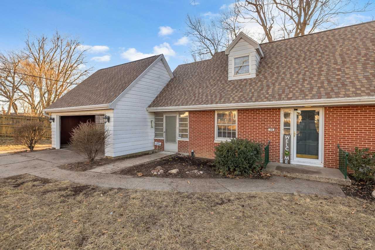 10 Eastmoreland Pl - Photo 2 of 17