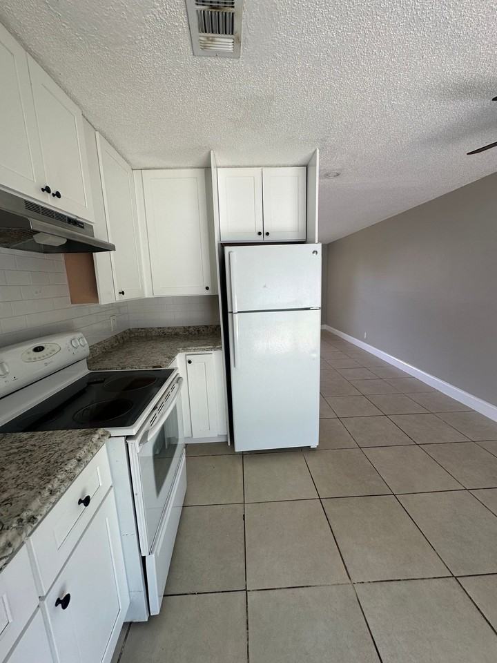 4562 Gulfstream Rd #4560 - Photo 5 of 10