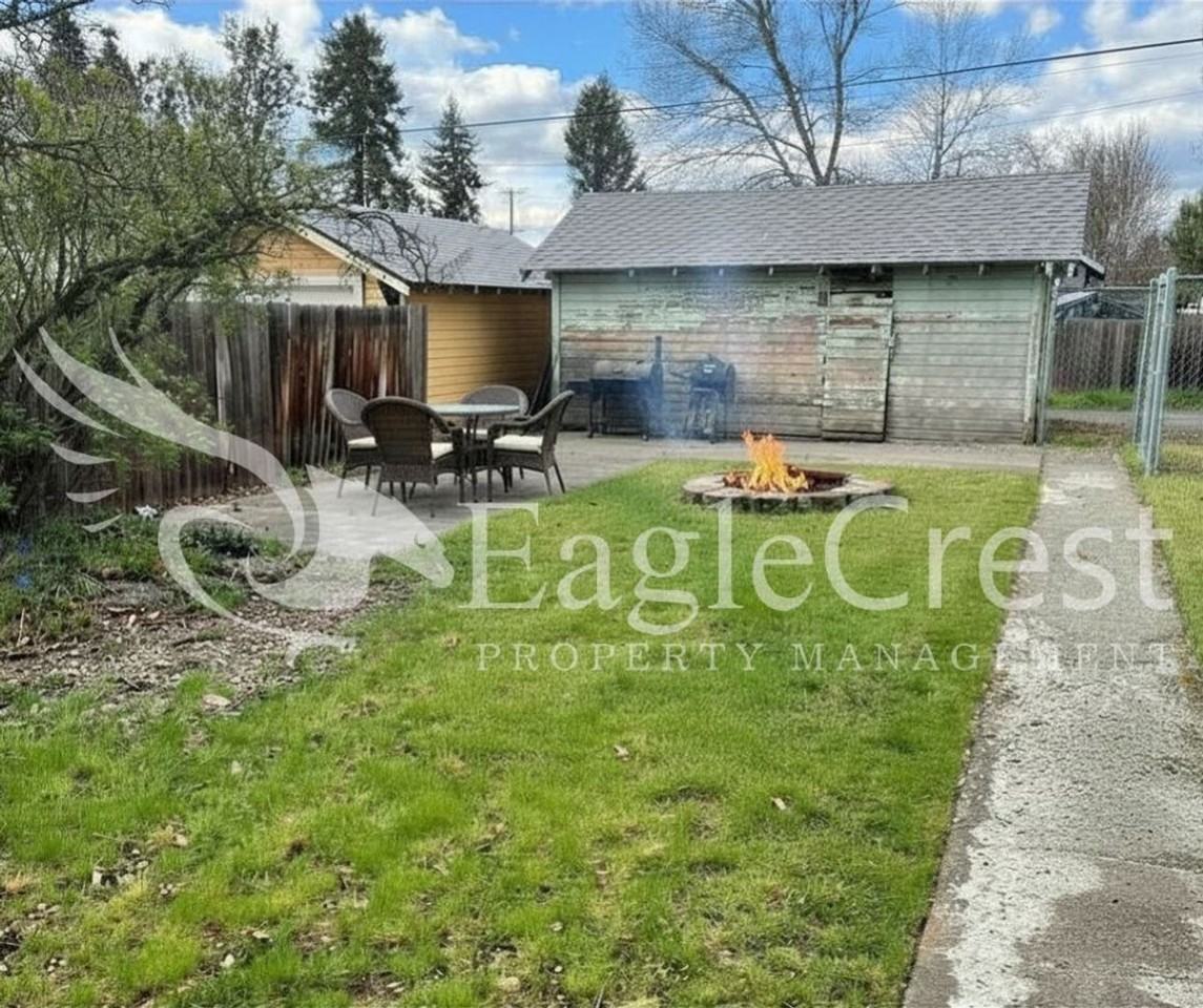613 Locust St - Photo 3 of 22