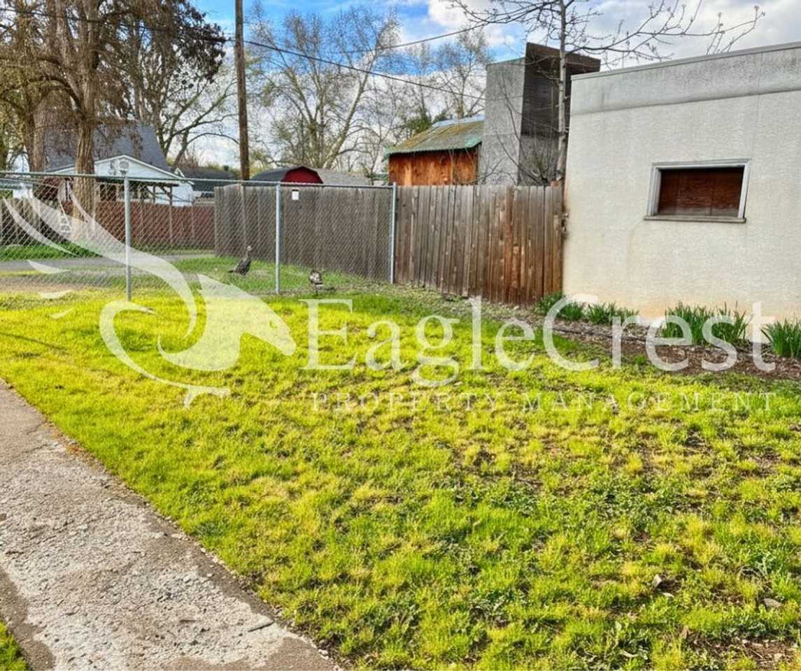 613 Locust St - Photo 4 of 22