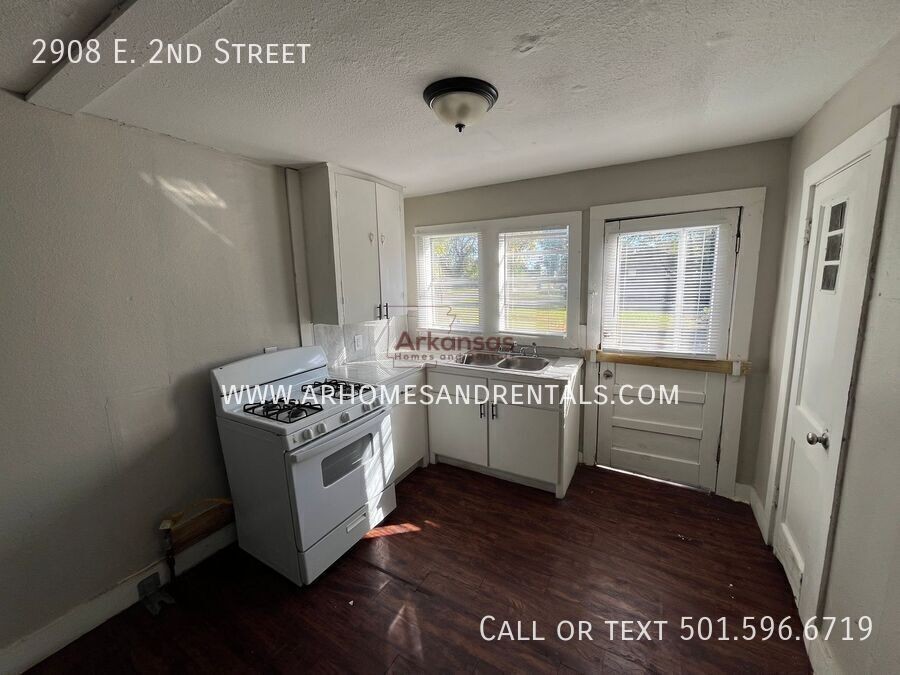 2908 E 2nd St - Photo 6 of 9