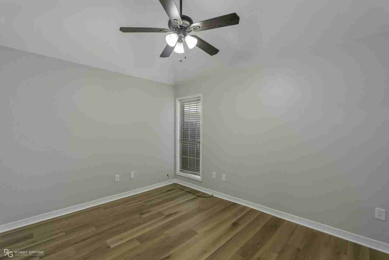 409 Persimmon Drive - Photo 4 of 32