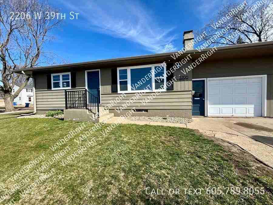 2206 W 39th St - Photo 2 of 30