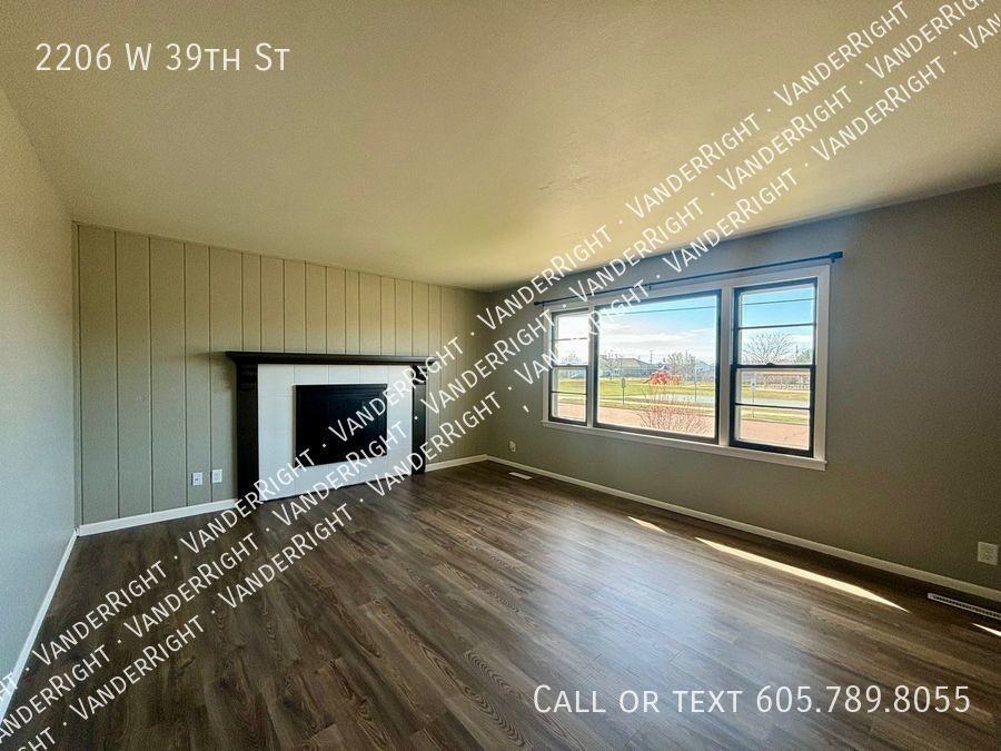 2206 W 39th St - Photo 4 of 30