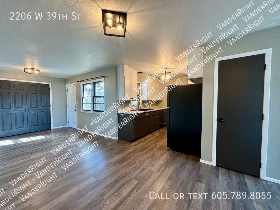 2206 W 39th St - Photo 6 of 30