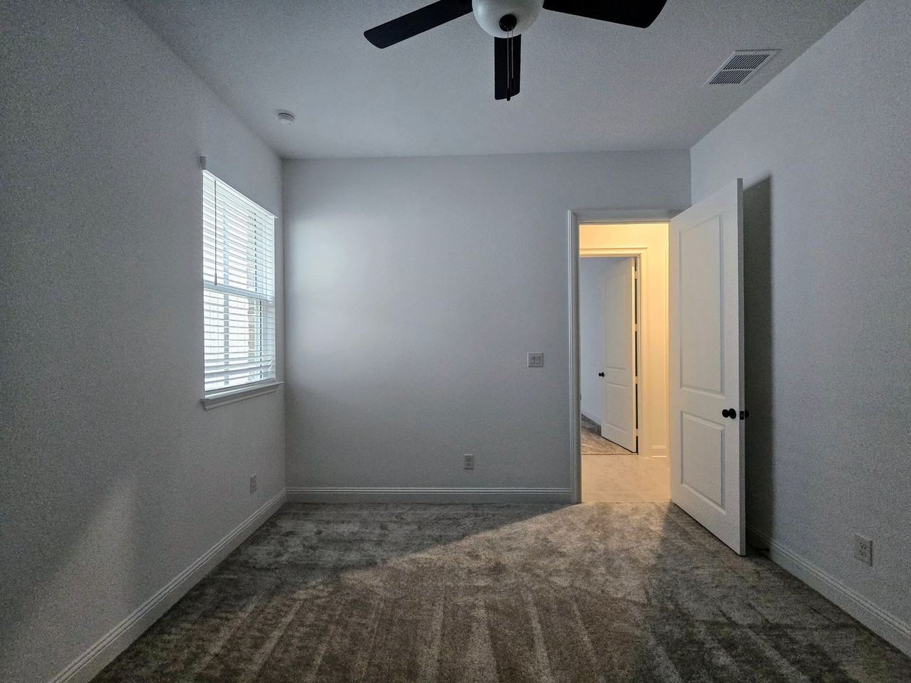 2044 Montgomery Ln - Photo 7 of 23