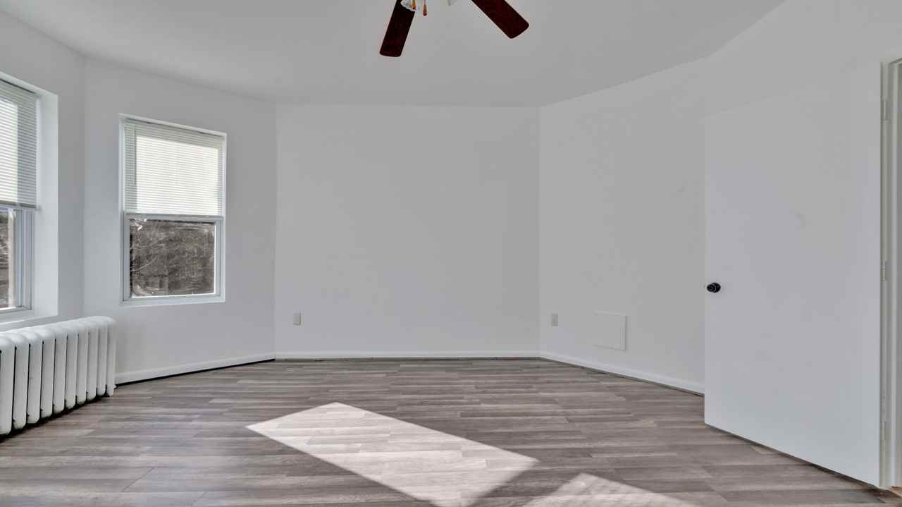 1528 E St Se - Photo 2 of 21