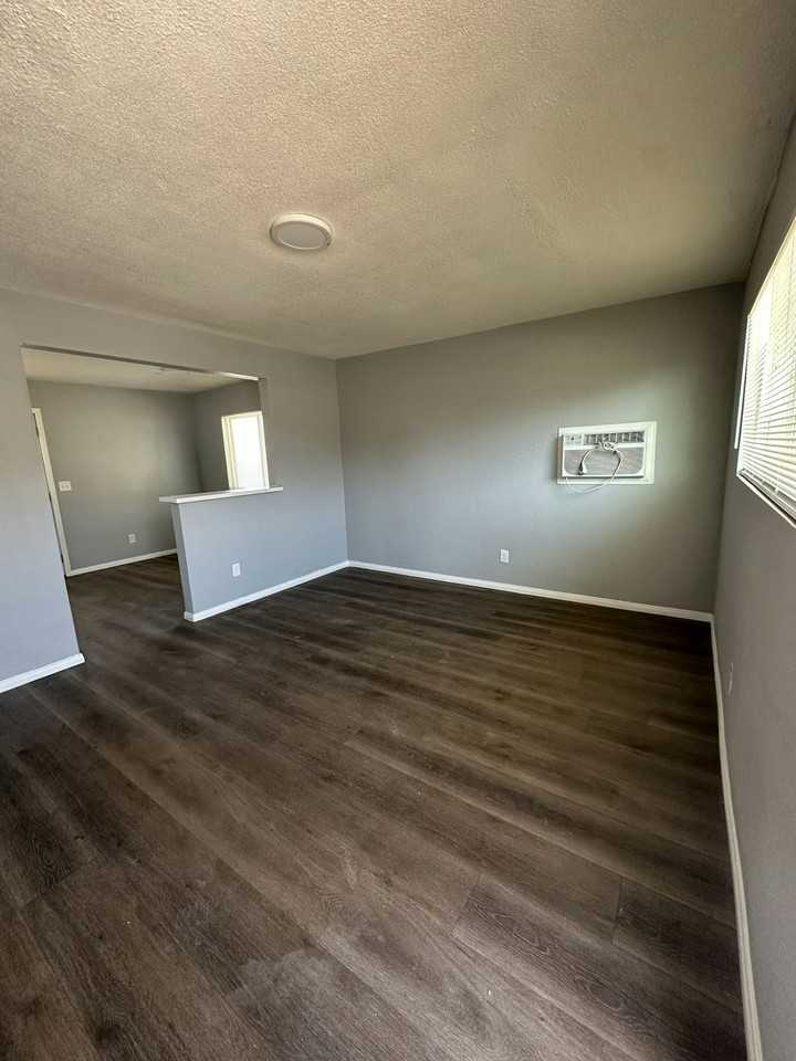 1521 East Barbour Street, Unit D - Photo 3 of 14
