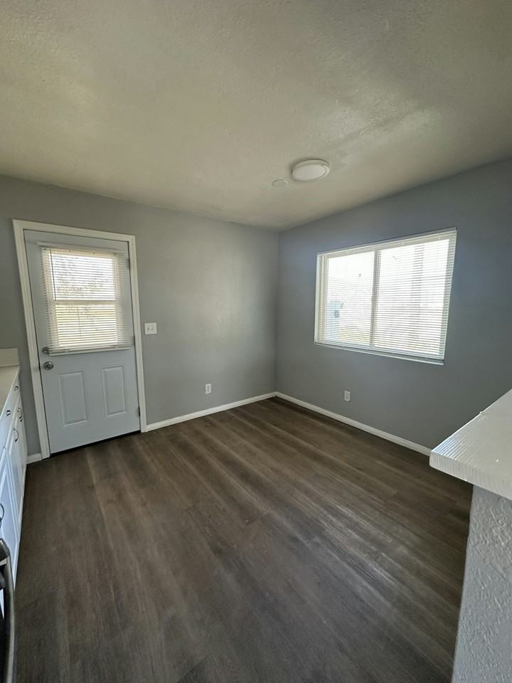 1521 East Barbour Street, Unit D - Photo 5 of 14