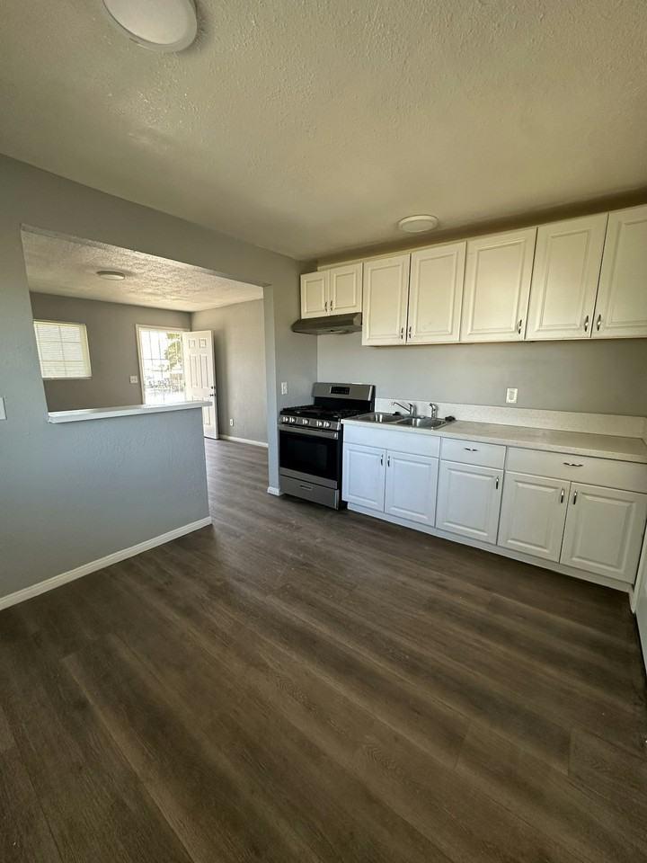 1521 East Barbour Street, Unit D - Photo 7 of 14