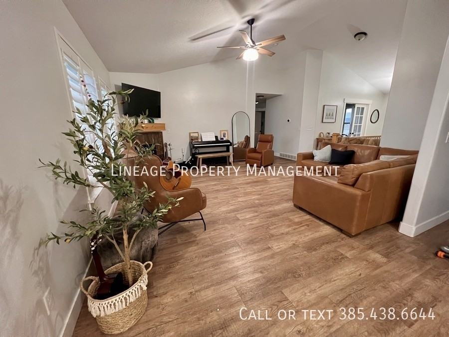 9722 N Horizon Dr - Photo 2 of 15