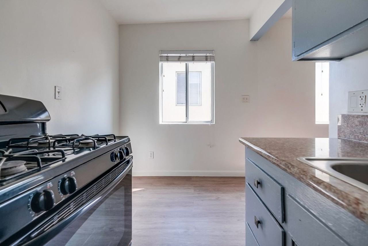 1731 W 120th St #08 - Photo 4 of 12