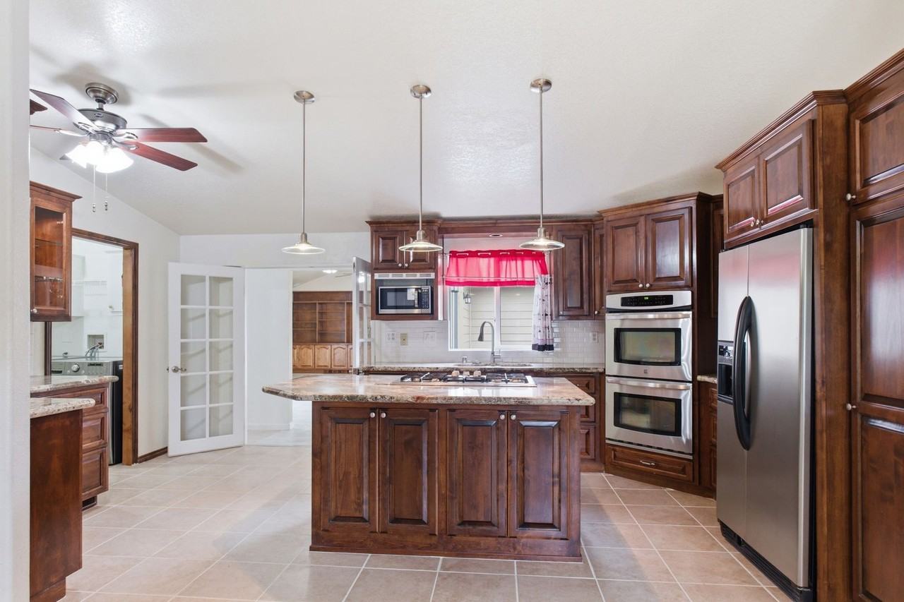 6361 Charles Ave - Photo 4 of 42