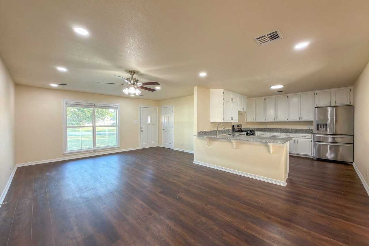 4901 S 28th St - Photo 3 of 19