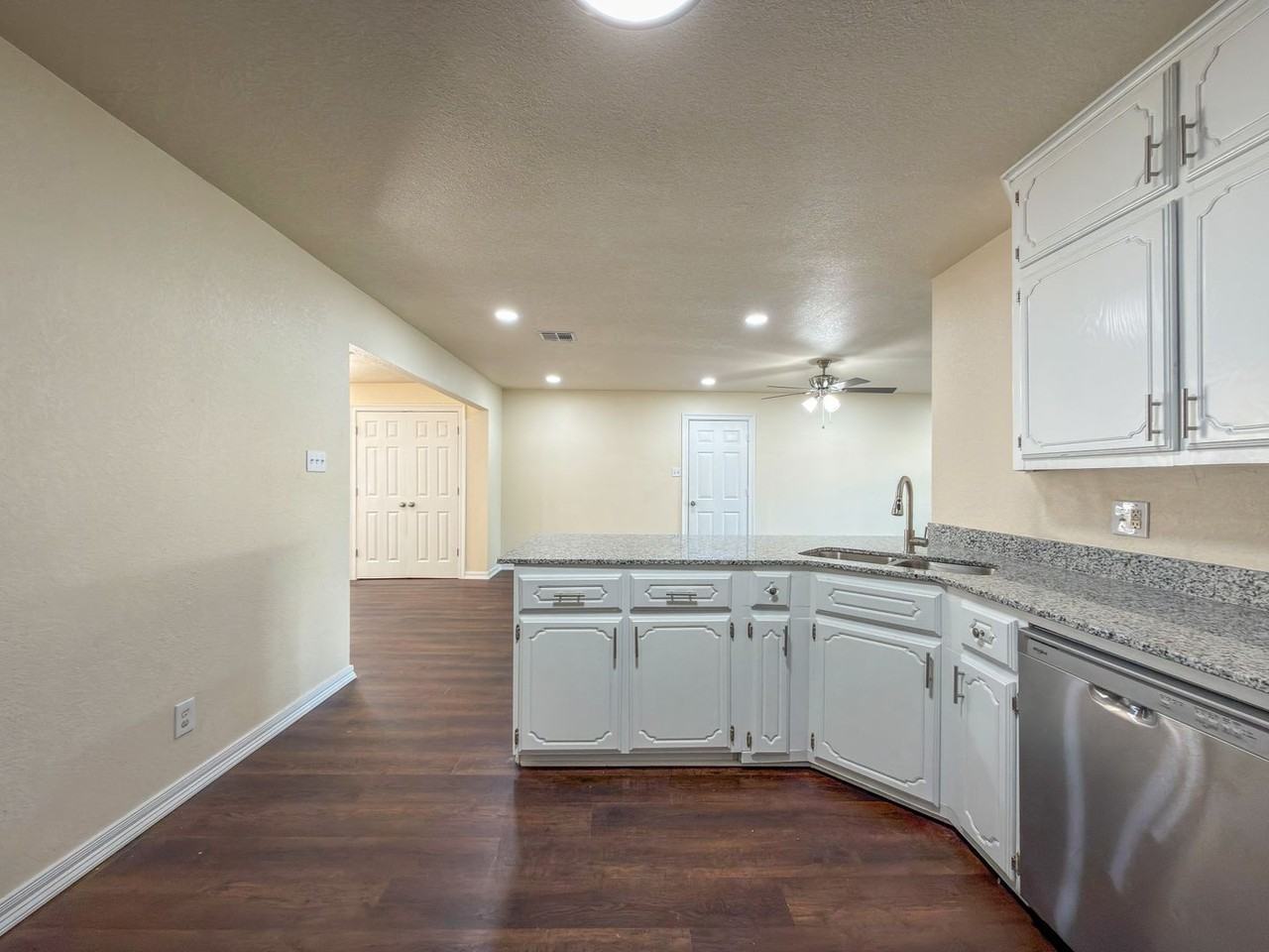 4901 S 28th St - Photo 4 of 19
