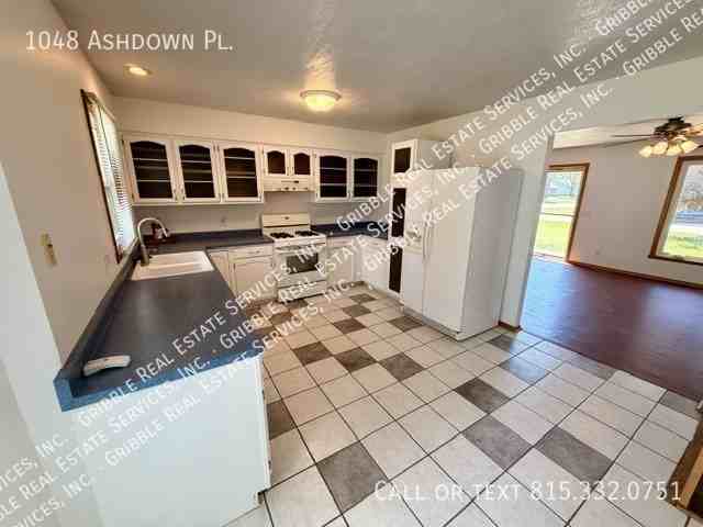 1048 Ashdown Pl - Photo 4 of 19