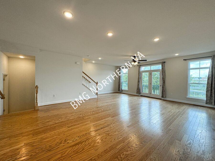 43235 Clarendon Sq - Photo 2 of 37