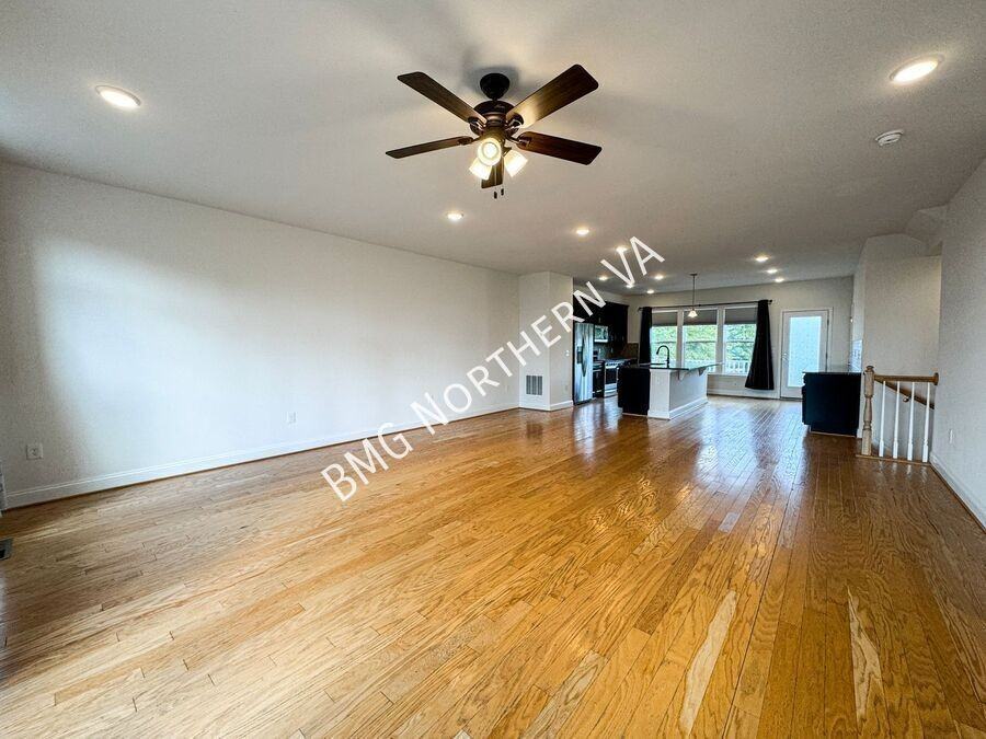 43235 Clarendon Sq - Photo 3 of 37