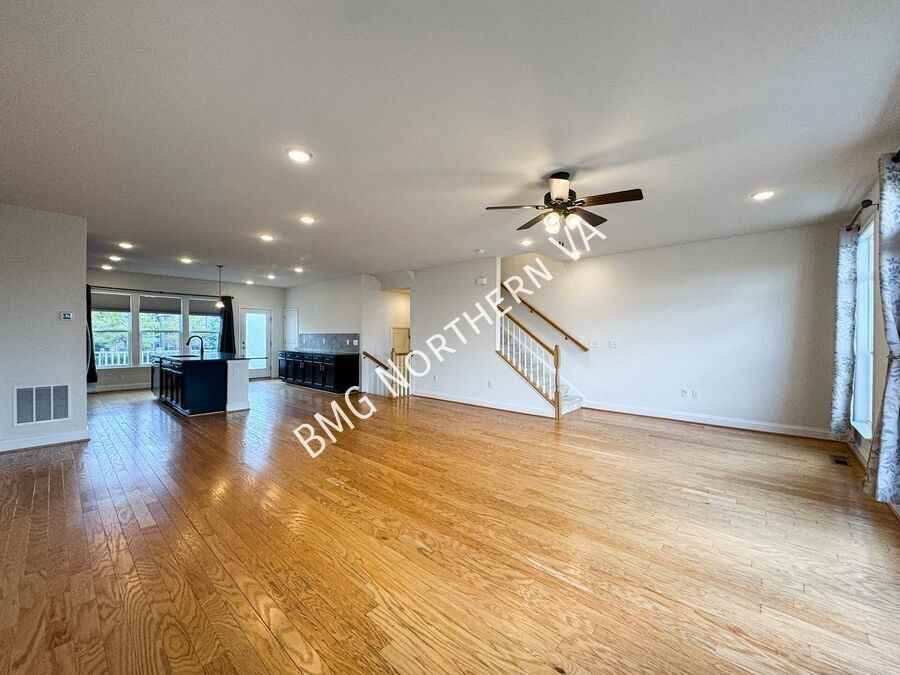 43235 Clarendon Sq - Photo 4 of 37